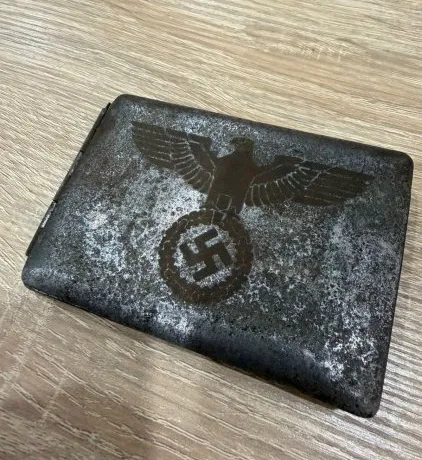 В поїзді на Львівщині у британця виявили старовинні артефакти та наркотичні таблетки
