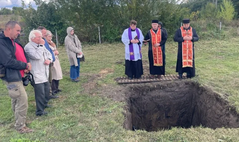 У Куликові перепоховали останки 65 людей, знайдені під час ремонту дороги