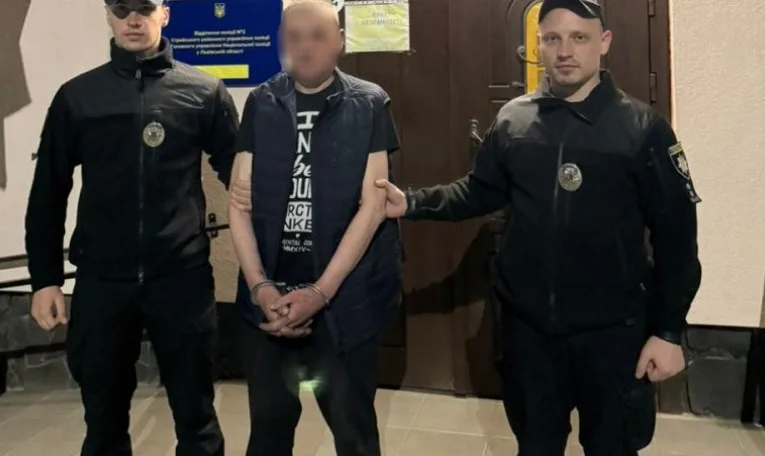 На Львівщині військовий двічі пішов у СЗЧ, а під час застілля тричі вдарив знайомого ножем