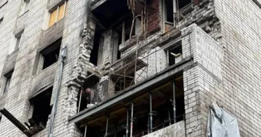 У Львові відновлюють будинок на Виговського, пошкоджений ракетним ударом