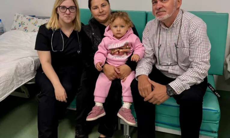 У Львові лікарі дістали з бронха півторарічної дівчинки шматок пластику