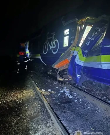 У Львові зіткнулися поїзд «Львів — Сокаль» та електровоз: постраждали восьмеро людей
