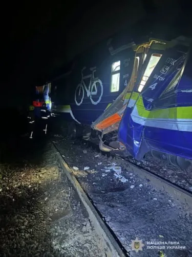 У Львові зіткнулися поїзд «Львів — Сокаль» та електровоз: постраждали восьмеро людей