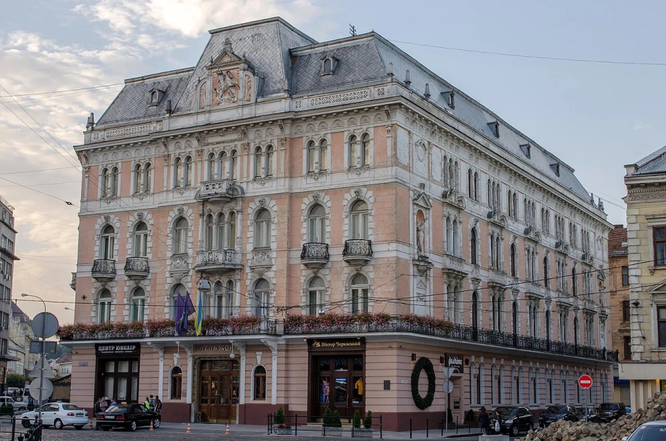 Суд зобов’язав власників готелю «Жорж» у Львові відреставрувати фасади історичної будівлі
